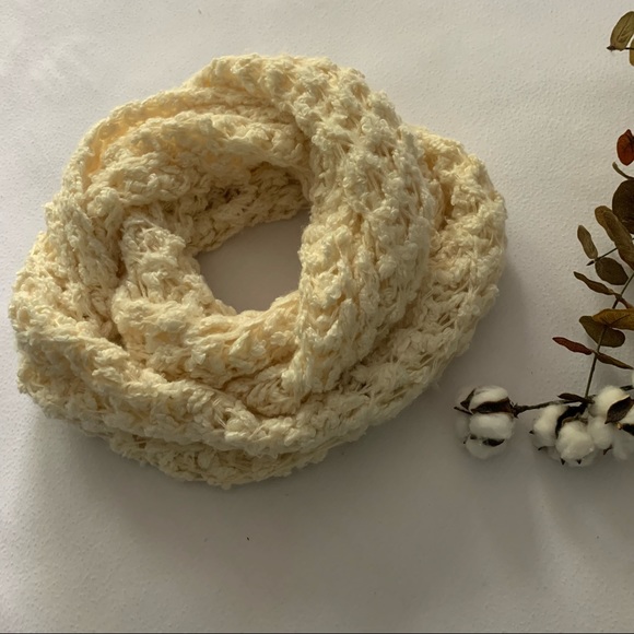 Steve Madden Chunky Knit Off White Infinity Scarf - Picture 3 of 8